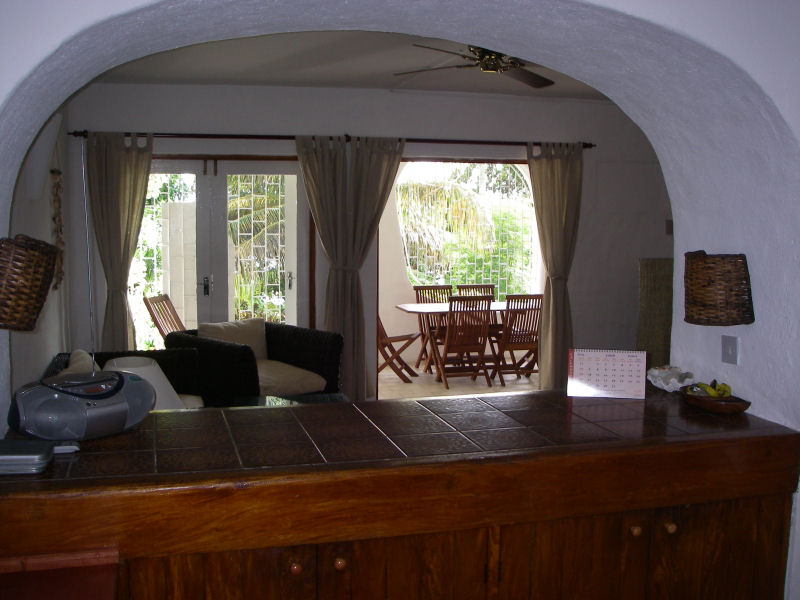 Blick aus der Kche ins Wohnzimmer und die Terrasse