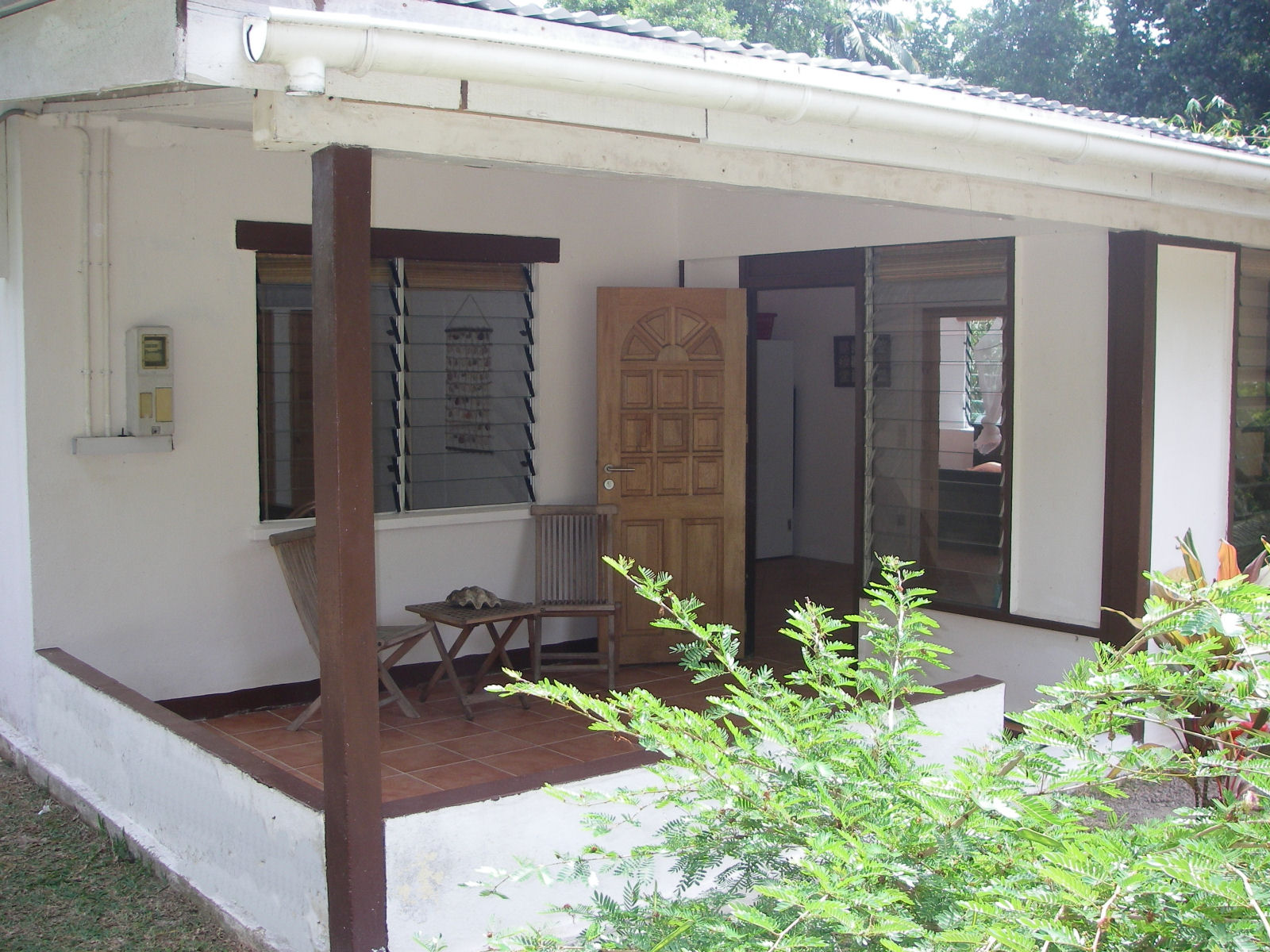 Ferienhaus Glacis - Vorderansicht mit Eingangsterrasse