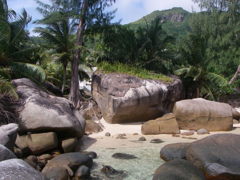 Der Hausstrand mit Ferienhaus im Hintergrund