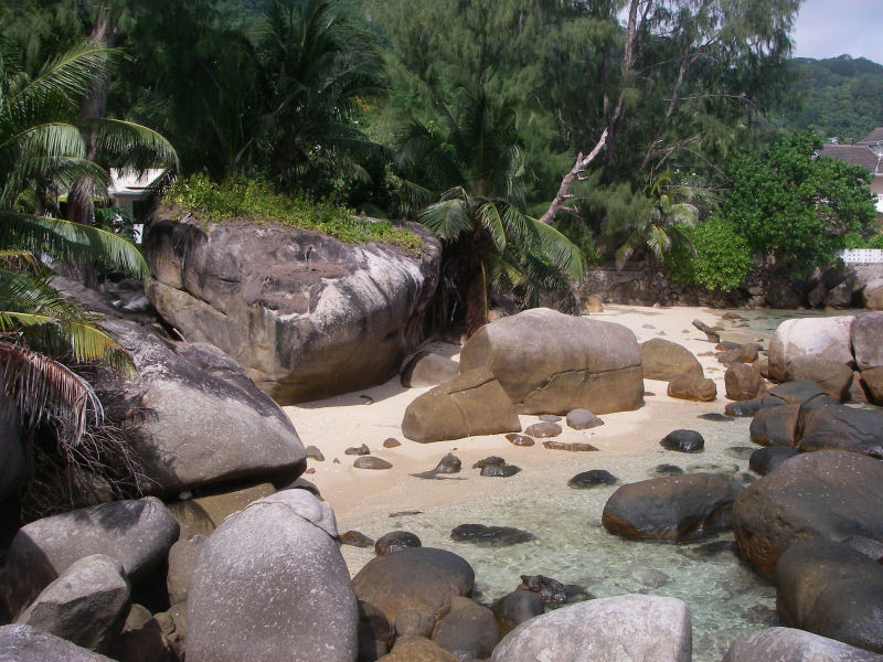 Der Hausstrand mit Ferienhaus im Hintergrund 