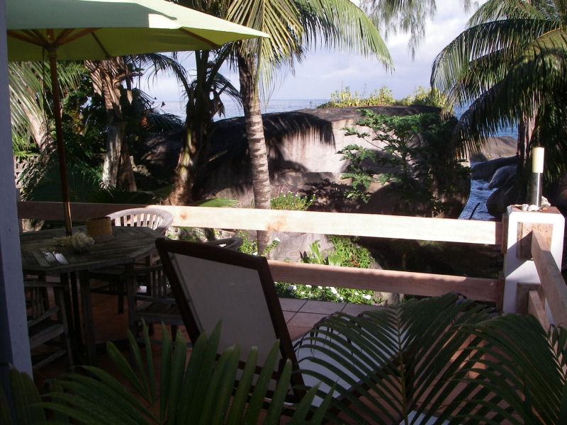 Der Terrassenblick auf den Garten und das Meer